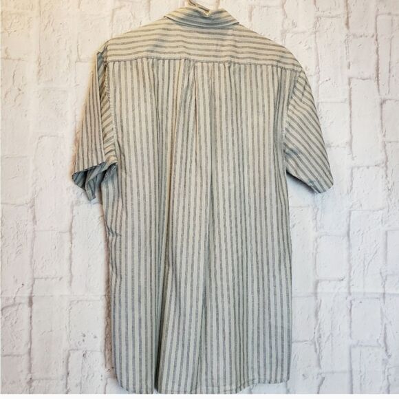IZOD Classic Striped Short-Sleeve Button Down Shirt Medium - Picture 2 of 5